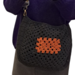 Sac besace gris/orange corail avec sangle réglable fait main confectionné au crochet