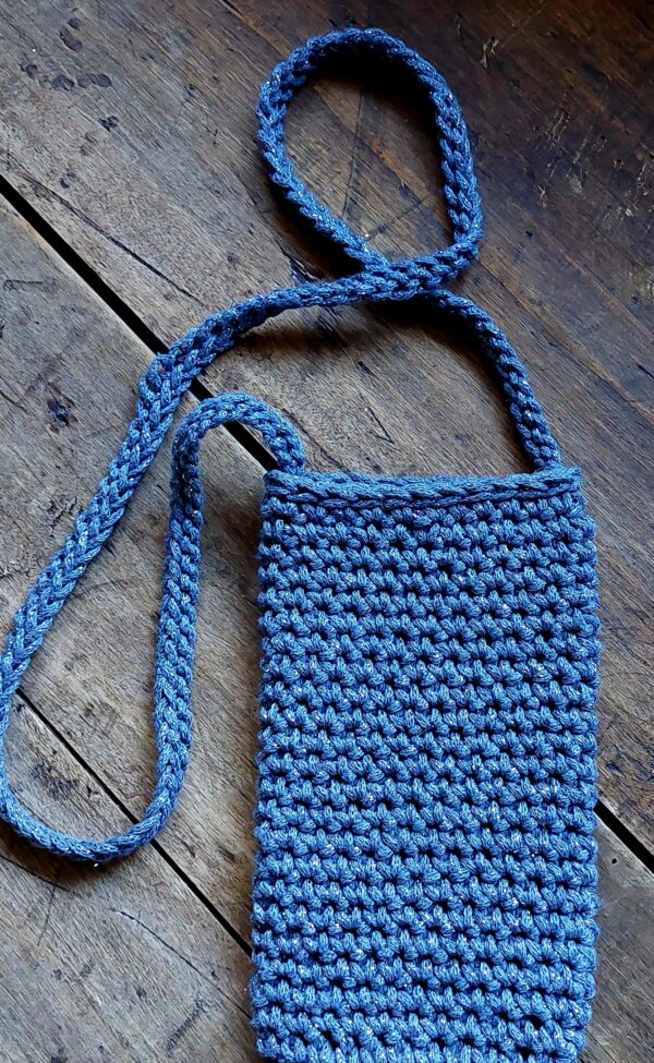 Pochette téléphone bleu jean lurex argenté fait main confectionné au crochet