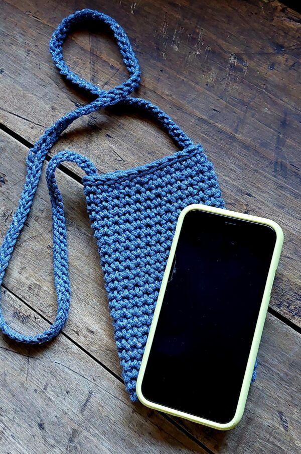 Pochette téléphone bleu jean lurex argenté fait main confectionné au crochet