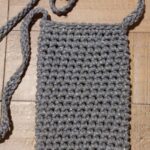 Pochette téléphone grise lurex argenté fait main confectionné au crochet