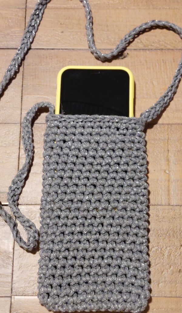 Pochette téléphone grise lurex argenté fait main confectionné au crochet