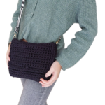 Sac besace noir avec sangle réglable motif zèbre fait main confectionné au crochet