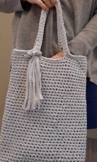 Sac tote bag gris clair fait main confectionné au crochet
