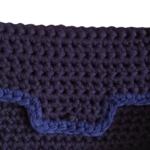 Sac pochette noir/liseré bleu marine rabat avec languette fait main confectionné au crochet