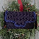 Sac pochette noir/liseré bleu marine rabat avec languette fait main confectionné au crochet