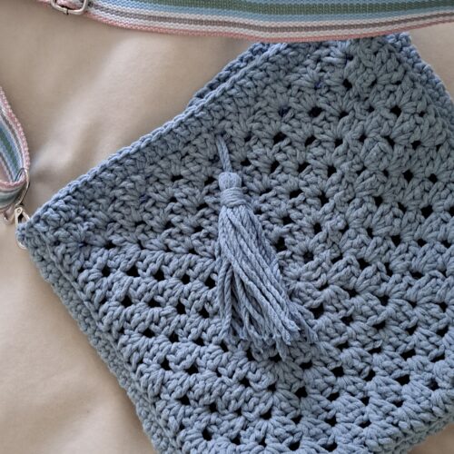 Sac besace bleu gris avec sangle réglable fait main confectionné au crochet